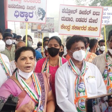 ಕುಮಟಾ: ತೈಲಬೆಲೆ ಹೆಚ್ಚಳ ಖಂಡಿಸಿ ಕಾಂಗ್ರೆಸ್‌ ಪ್ರತಿಭಟನೆ