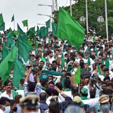 ನೂತನ ಕೃಷಿ ಕಾಯ್ದೆ ಹಿಂಪಡೆಯಲು ಒತ್ತಾಯಿಸಿ  ರೈತರಿಂದ ರಾಜಭವನಕ್ಕೆ ಮುತ್ತಿಗೆ, ಹಲವರನ್ನು ವಶಕ್ಕೆ ಪಡೆದ ಪೊಲೀಸರು