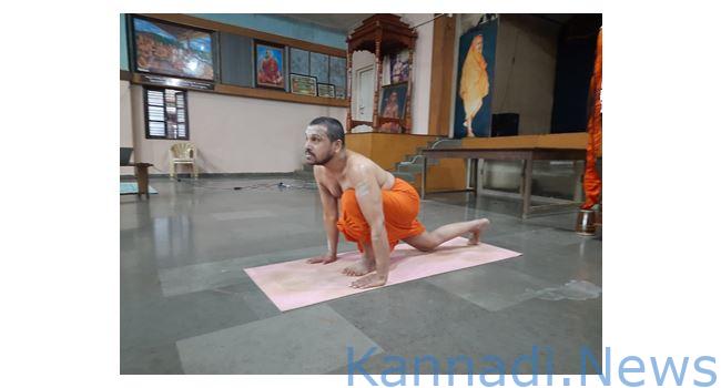 ಯೋಗ ಸಾಧಕ ಸ್ವಾಮೀಜಿ..! ವಿಶ್ವ ಯೋಗದಿನದಂದು ಸ್ವರ್ಣವಲ್ಲೀ ಶ್ರೀಗಳಿಂದ ವಿವಿಧ ಯೋಗಾಸನ