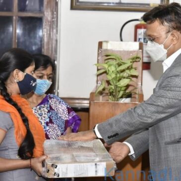 ಫೋನ್‌ನಲ್ಲಿ ಆನ್‌ಲೈನ್ ತರಗತಿಗೆ ಹಾಜರಾಗುತ್ತ ಹೂವು ಮಾರಾಟ ಮಾಡುತ್ತಿದ್ದ ವಿದ್ಯಾರ್ಥಿನಿಗೆ ಲ್ಯಾಪ್‌ಟಾಪ್‌ ನೀಡಿದ ಬಿಬಿಎಂಪಿ ಆಯುಕ್ತರು..!