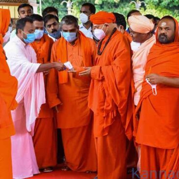 ನಿರ್ಗಮನದ ಮಾತುಕತೆಯ ಮಧ್ಯೆ ಯಡಿಯೂರಪ್ಪಗೆ 500 ವೀರಶೈವ- ಲಿಂಗಾಯತ ಸ್ವಾಮೀಜಿಗಳ ಬೆಂಬಲ