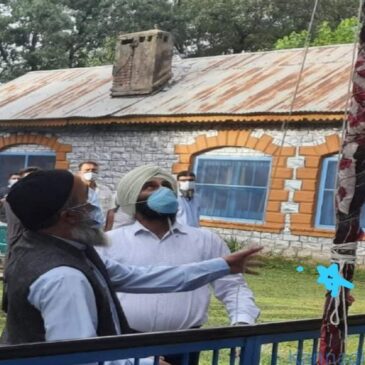 ಪುಲ್ವಾಮಾದಲ್ಲಿ ರಾಷ್ಟ್ರಧ್ವಜ ಹಾರಿಸಿದ ಹಿಜ್ಬುಲ್ ಮುಜಾಹಿದ್ದೀನ್ ಭಯೋತ್ಪಾದಕ  ಬುರ್ಹಾನ್ ವಾನಿಯ ತಂದೆ