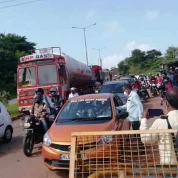 ಕರ್ನಾಟಕ ಗಡಿಯಲ್ಲಿ ಆರ್‌ಟಿ-ಪಿಸಿಆರ್ ನೆಗೆಟಿವ್‌ ವರದಿಯಿಲ್ಲದ ನೂರಾರು ಕೇರಳೀಯರನ್ನು ವಾಪಸ್‌ ಕಳುಹಿಸಿದ ಪೊಲೀಸರು..