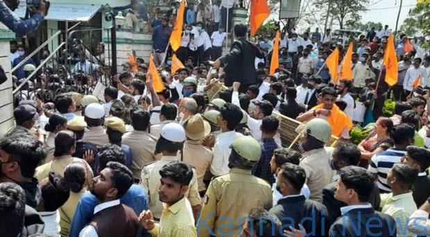 ಹುಬ್ಬಳ್ಳಿ: ಕಾನೂನು ವಿದ್ಯಾರ್ಥಿಗಳ ಪ್ರತಿಭಟನೆಯಲ್ಲಿ ಪಾಲ್ಗೊಂಡ ಎಬಿವಿಪಿ, ಕಾನೂನು ವಿವಿಗೆ ಮುತ್ತಿಗೆ