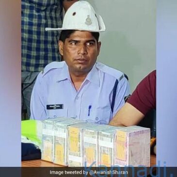 ರಸ್ತೆಯಲ್ಲಿ ಸಿಕ್ಕಿದ  45 ಲಕ್ಷ ರೂ.ಗಳನ್ನು ಪೊಲೀಸ್ ಠಾಣೆಗೆ ಹಸ್ತಾಂತರಿಸಿ ಪ್ರಾಮಾಣಿಕತೆ ಮೆರೆದ ಛತ್ತೀಸ್‌ಗಢ ಪೊಲೀಸ್‌…!