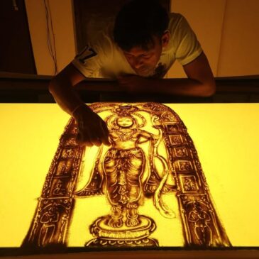 ವೀಡಿಯೊ…| ಅಯೋಧ್ಯೆಯಲ್ಲಿ ಭಗವಾನ್ ರಾಮಲಲ್ಲಾ ವಿಗ್ರಹದ ‘ಪ್ರಾಣ ಪ್ರತಿಷ್ಠೆ’ ಸಮಾರಂಭವನ್ನು ಮರಳಿನಲ್ಲಿ ಅದ್ಭುತವಾಗಿ ಚಿತ್ರಿಸಿದ ಕಲಾವಿದ | ವೀಕ್ಷಿಸಿ
