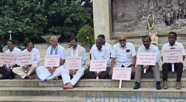 ಸಿಎಂ ಸಿದ್ದರಾಮಯ್ಯ ವಿರುದ್ಧ ವಿಧಾನಸೌಧದ ಎದುರು ಧರಣಿ ಕುಳಿತ ಸಂಸದ ಕೋಟ ಶ್ರೀನಿವಾಸ ಪೂಜಾರಿ
