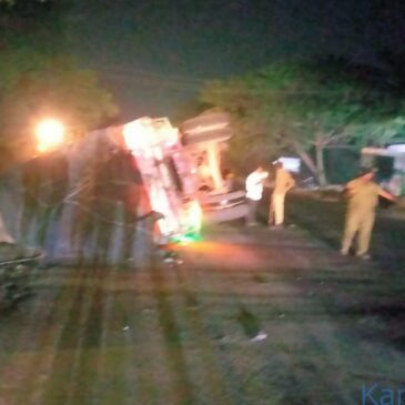 ಭತ್ತದ ತೌಡು ತುಂಬಿದ ಲಾರಿ ಪಲ್ಟಿ: ರಸ್ತೆ ಬಂದಿ ನಿಂತಿದ್ದ ಇಬ್ಬರು ಇಂಜಿನಿಯರ್‌​ ಸೇರಿ ಮೂವರ ಸಾವು