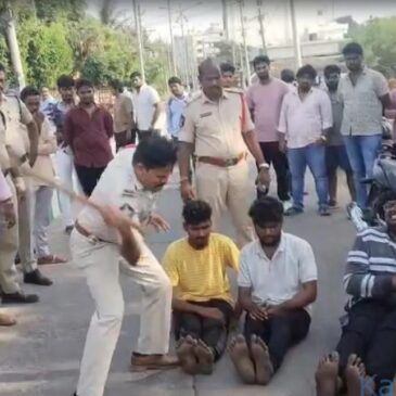 ಪೊಲೀಸರು ಮೂವರನ್ನು ರಸ್ತೆಯಲ್ಲಿ ಕೂಡ್ರಿಸಿ ಲಾಠಿಯಿಂದ ಥಳಿಸುತ್ತಿರುವ ವೀಡಿಯೊ ವೈರಲ್ ; ಪೊಲೀಸ್‌ ಅಮಾನತು