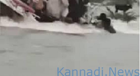 ವೀಡಿಯೊ..| ಭಾರೀ ಮಳೆಗೆ ದಿಢೀರ್‌ ಪ್ರವಾಹ ; ಮಗುಚಿದ 10 ಜನರಿದ್ದ ದೋಣಿ