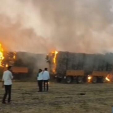 ಮುಧೋಳ | ಭುಗಿಲೆದ್ದ ರೈತರ ಆಕ್ರೋಶ ; ಕಬ್ಬು ತುಂಬಿದ್ದ ಹಲವಾರು ಟ್ರ್ಯಾಕ್ಟರ್‌ಗಳಿಗೆ ಬೆಂಕಿ ; ಲೋಡ್‌ ಗಟ್ಟಲೆ ಕಬ್ಬು ಸುಟ್ಟು ಕರಕಲು