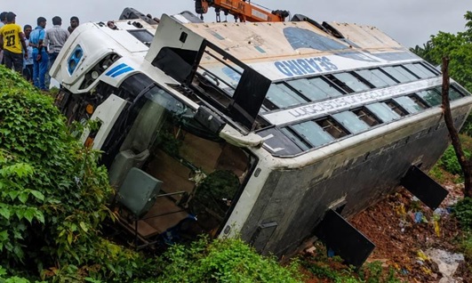 ಅಂಕೋಲಾ: ಖಾಸಗಿ ಬಸ್ ಪಲ್ಟಿ, ಹಲವು ಪ್ರಯಾಣಿಕರಿಗೆ ಗಾಯ