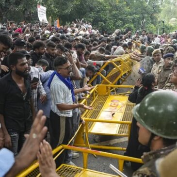 ಸಿಜೆಪಿ ‘ಚಲೋ ಸಂಸತ್’ ಮೆರವಣಿಗೆಗೆ ತಡೆ: ಪ್ರತಿಭಟನಾಕಾರರ ಮೇಲೆ ಅಶ್ರುವಾಯು ಪ್ರಯೋಗ, ಲಾಠಿ ಚಾರ್ಜ್‌