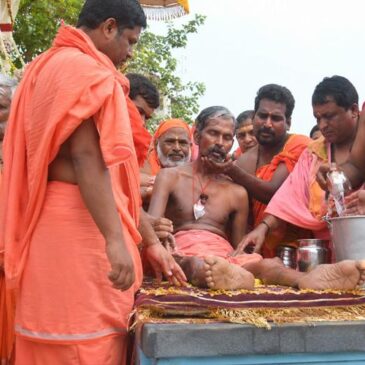 ಗದಗ : 33 ದಿನಗಳ ಬಳಿಕ ಶಿವಯೋಗ ಸಮಾಧಿಯಿಂದ ಹೊರಬಂದು ದರ್ಶನ ನೀಡಿದ ಸ್ವಾಮೀಜಿ