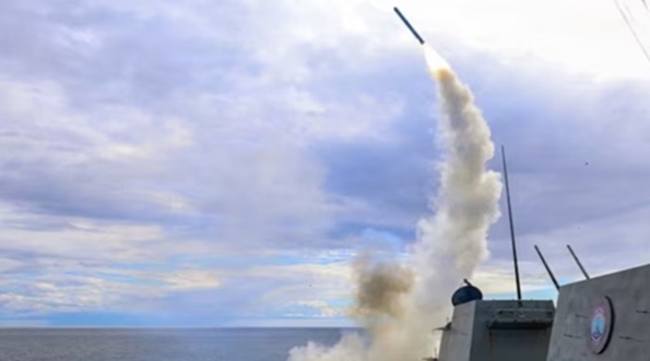 ಹಾರ್ಮುಜ್ ಜಲಸಂಧಿ ಮತ್ತೆ ಬಂದ್ : ವಾಣಿಜ್ಯ ಹಡಗಿನ ಮೇಲೆ ಇರಾನ್ ದಾಳಿ, ಅಮೆರಿಕದಿಂದ ಇರಾನ್‌ ಮೇಲೆ ಭಾರಿ ವಾಯುದಾಳಿ
