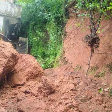 ಕುಮಟಾ : ಶಾಲೆಯ ಪಕ್ಕವೇ ಭೂ ಕುಸಿತ ; ಕಟ್ಟಡಕ್ಕೆ ಬಂದು ಅಪ್ಪಳಿಸಿದ ಬೃಹತ್‌ ಬಂಡೆ