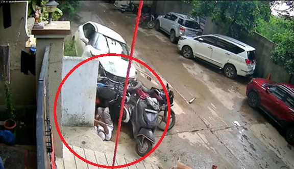 ವಿಡಿಯೋ | ಭೀಕರ ಅಪಘಾತ : ಅಪ್ರಾಪ್ತನ ಅಜಾಗರೂಕ ಚಾಲನೆಗೆ 7 ಬೈಕ್‌ಗಳು ನಜ್ಜುಗುಜ್ಜು, ವೃದ್ಧನ ಮೇಲೆ ಹರಿದ ಕಾರು