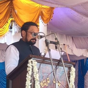 ಕಾರವಾರ | ಸ್ವಾತಂತ್ರ್ಯ ದಿನಾಚರಣೆ : ಮೊಬೈಲ್ ಟಾರ್ಚ್ ಹಿಡಿದು ಭಾಷಣ ಓದಿದ ಸಚಿವ ಲಕ್ಷ್ಮಣ ಸವದಿ
