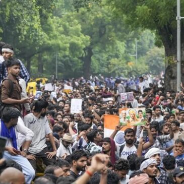 ದೆಹಲಿಯಲ್ಲಿ 24 ಗಂಟೆ ಮೊಬೈಲ್ ಇಂಟರ್‌ನೆಟ್ ಸ್ಥಗಿತ : 4 ಕಿಮೀ ವ್ಯಾಪ್ತಿಗೆ ನಿರ್ಬಂಧ, ನಿರ್ಬಂಧಿತ ಮೆಟ್ರೋ ನಿಲ್ದಾಣಗಳ ಸಂಖ್ಯೆ ಇಳಿಕೆ