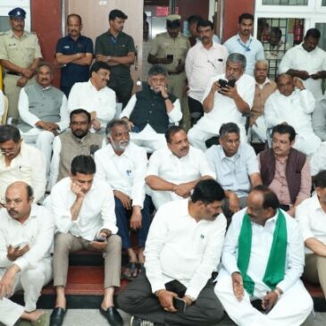 ಎಫ್‌ಐಆರ್‌ ದಾಖಲಿಸುವ ತನಕ ಕದಲಲ್ಲ : ಮುಖ್ಯ ಚುನಾಧಿಕಾರಿ ಕಚೇರಿ ಮುಂದೆ ಸಿಎಂ ಶಿವಕುಮಾರ, ಸಚಿವರಿಂದ ಧರಣಿ
