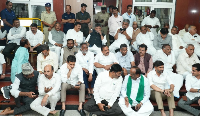 ಎಫ್ಐಆರ್ ದಾಖಲಿಸುವ ತನಕ ಕದಲಲ್ಲ : ಮುಖ್ಯ ಚುನಾಧಿಕಾರಿ ಕಚೇರಿ ಮುಂದೆ ಸಿಎಂ…
